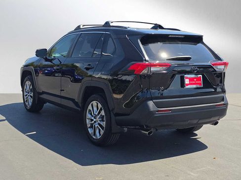 Used 2022 Toyota RAV4 XLE Premium image 9