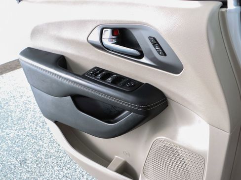 Used 2023 Chrysler Pacifica Touring-L image 21