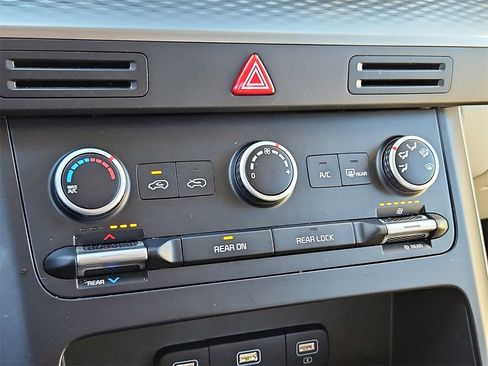 Certified 2023 Kia Carnival LX image 18