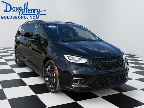 Used 2025 Chrysler Pacifica Limited FWD image 7