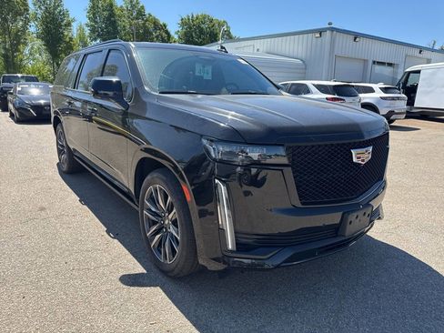 Used 2023 Cadillac Escalade ESV Sport w/ Touring Package AWD/4WD image 4