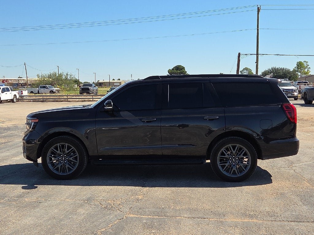 Used 2026 Ford Expedition Platinum w/ Stealth Appearance Package AWD/4WD image 2
