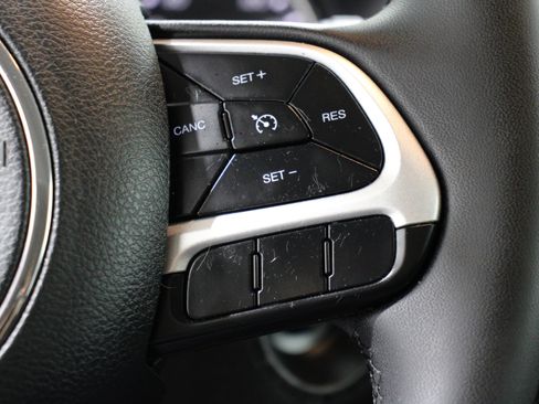 Used 2019 Jeep Renegade Latitude w/ Popular Equipment Group image 10