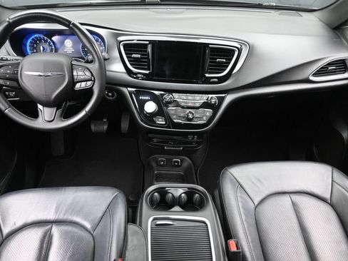 Used 2018 Chrysler Pacifica Touring-L Plus w/ Advanced Safetytec Group FWD image 16