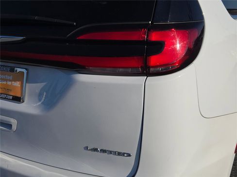 Certified 2023 Chrysler Pacifica Limited FWD image 16