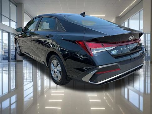 Used 2025 Hyundai Elantra SE FWD image 3