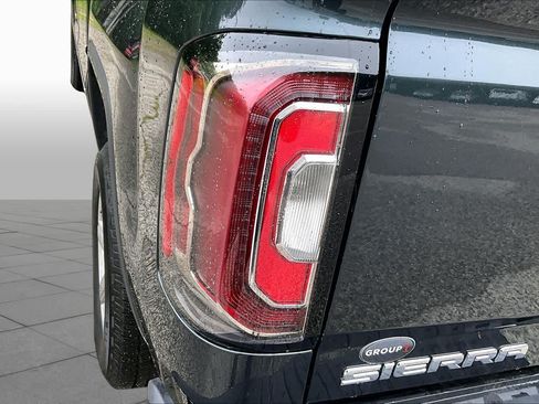 Used 2018 GMC Sierra 1500 SLT w/ SLT Preferred Package AWD/4WD image 28