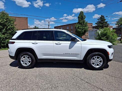 Used 2024 Jeep Grand Cherokee Laredo AWD/4WD image 7