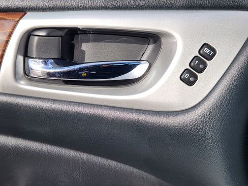 Used 2017 Nissan Pathfinder Platinum image 10