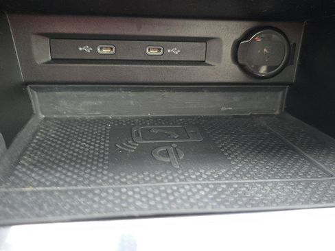 Used 2021 Volkswagen Tiguan SE image 23