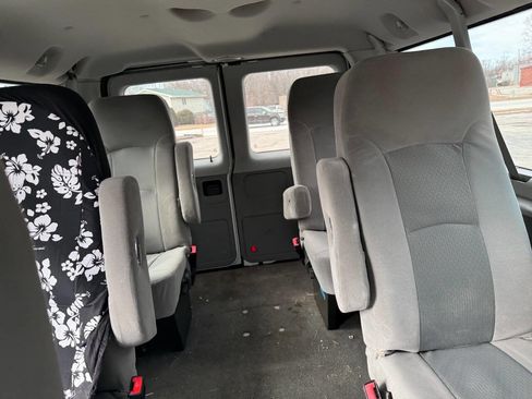 Used 2010 Ford E-150 and Econoline 150 Wagon image 9