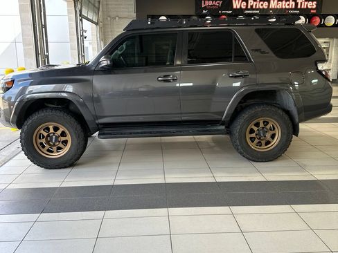 Used 2019 Toyota 4Runner TRD Off-Road AWD/4WD image 5