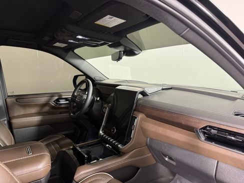 Used 2025 GMC Yukon XL Denali Ultimate AWD/4WD image 15