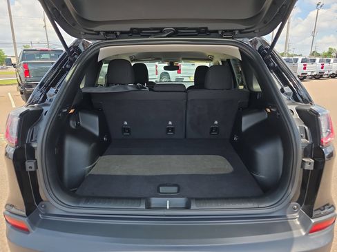 Used 2021 Jeep Cherokee Latitude FWD image 13