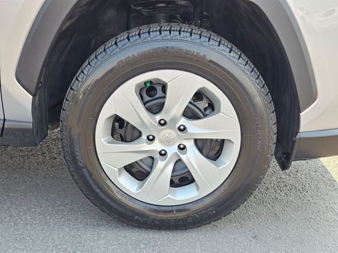 Used 2022 Toyota RAV4 LE AWD/4WD image 9