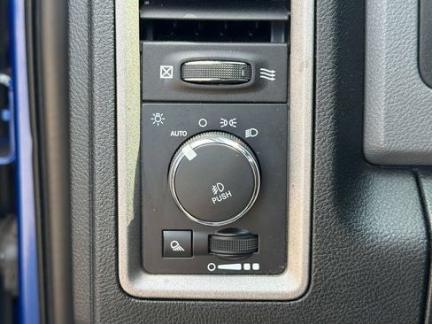 Used 2015 RAM 1500 Express RWD image 29