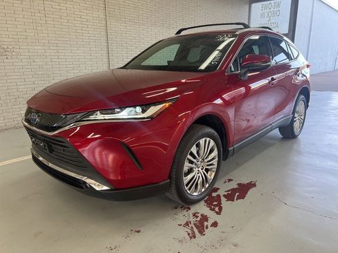 Used 2023 Toyota Venza XLE image 1