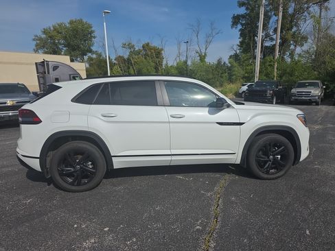 Used 2026 Volkswagen Atlas Cross Sport SEL R-Line AWD/4WD image 3