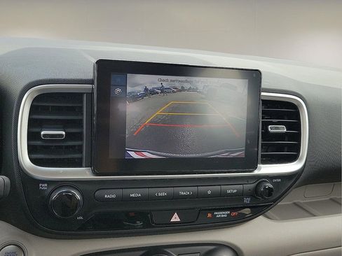 Used 2025 Hyundai Venue SEL FWD image 16