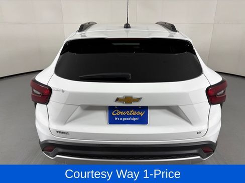 Used 2025 Chevrolet Trax LT FWD image 9