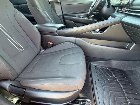 Used 2022 Hyundai Elantra SEL w/ Convenience + Premium Package image 10