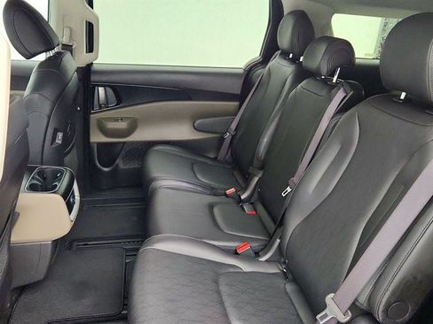Used 2025 Kia Carnival FWD image 19