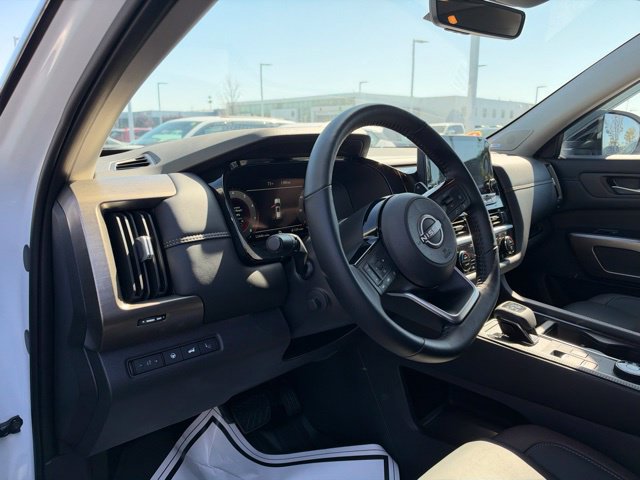 Used 2025 Nissan Pathfinder Platinum AWD/4WD image 9
