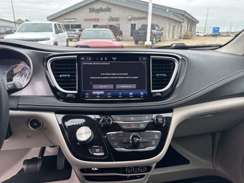 Used 2022 Chrysler Pacifica Touring-L FWD image 17