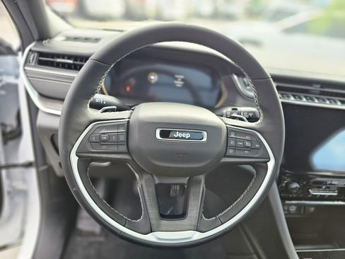 New 2025 Jeep Grand Cherokee Limited image 24