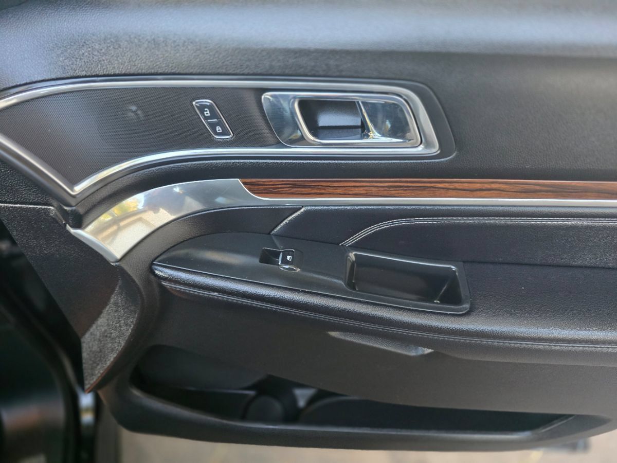Used 2017 Ford Explorer Limited FWD image 26