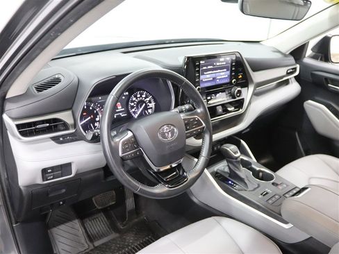 Used 2021 Toyota Highlander XLE image 22