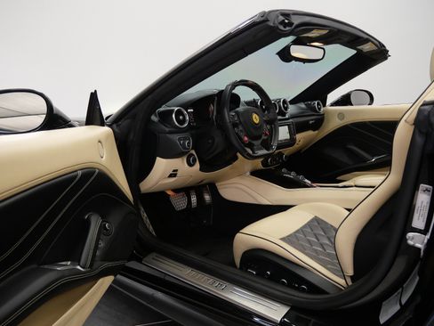 Used 2015 Ferrari California T RWD image 23