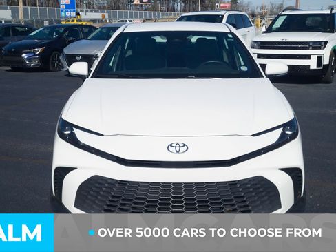 Used 2025 Toyota Camry SE image 3
