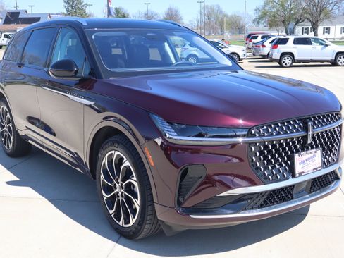 Used 2025 Lincoln Nautilus Reserve AWD/4WD image 4