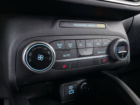 Used 2020 Ford Escape SE image 18