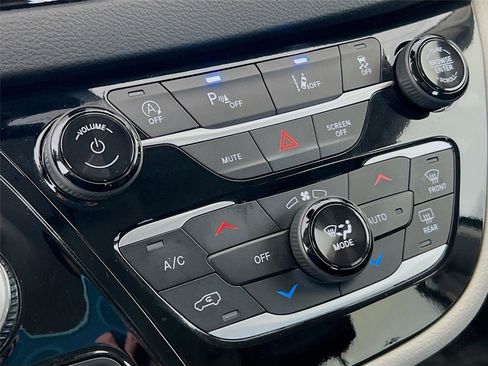 Used 2024 Chrysler Pacifica Touring-L image 9