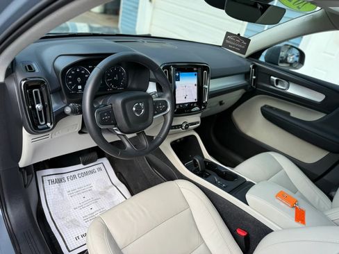 Used 2022 Volvo XC40 T5 Momentum w/ Premium Package AWD/4WD image 9