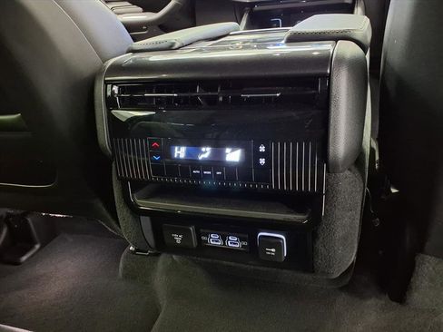 Used 2024 Jeep Wagoneer 2WD image 16