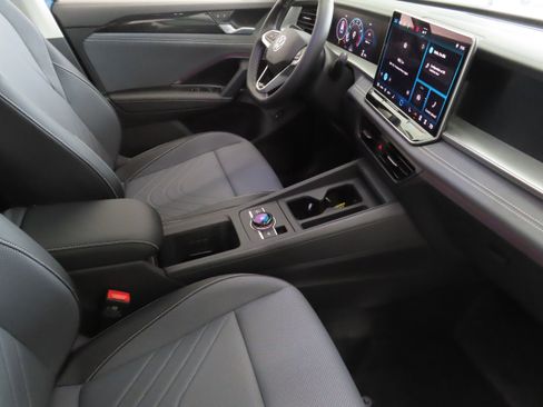 New 2026 Volkswagen Tiguan SE FWD image 26