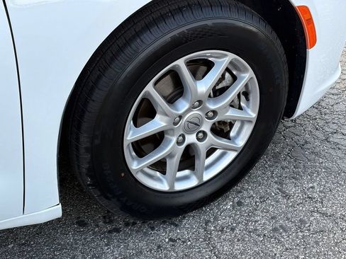 Used 2024 Chrysler Pacifica Touring-L FWD image 9