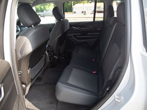 Used 2023 Jeep Grand Cherokee Laredo AWD/4WD image 13