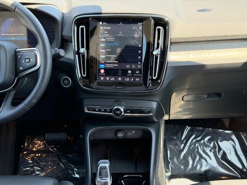 Certified 2025 Volvo XC40 B5 Plus AWD/4WD image 17