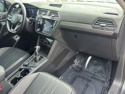 Used 2022 Volkswagen Tiguan SE AWD/4WD image 11