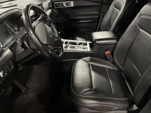 Used 2020 Ford Explorer XLT w/ Equipment Group 202A image 9