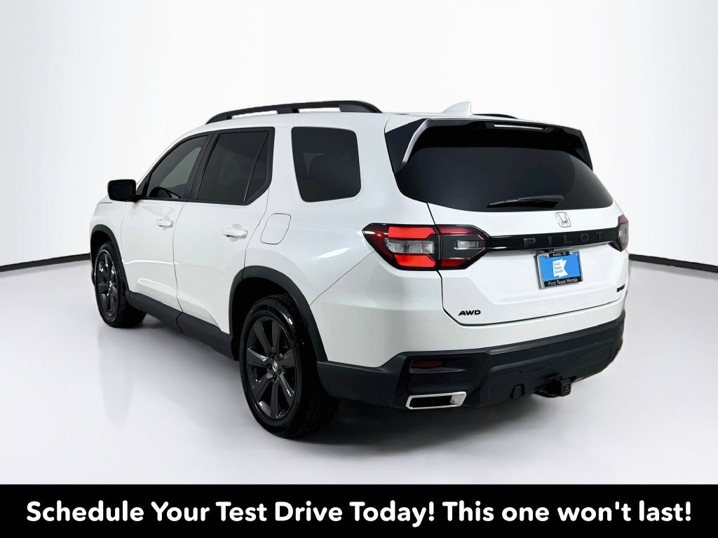 Used 2025 Honda Pilot Sport image 6