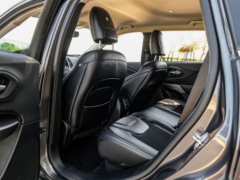 Used 2019 Jeep Cherokee Latitude Plus w/ Comfort/Convenience Group image 44