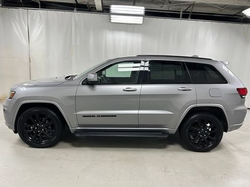 Used 2017 Jeep Grand Cherokee Altitude AWD/4WD image 8