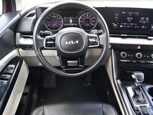 Used 2023 Kia Carnival LX image 11
