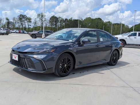 New 2026 Toyota Camry SE FWD image 3