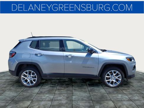 Used 2023 Jeep Compass Latitude AWD/4WD image 2